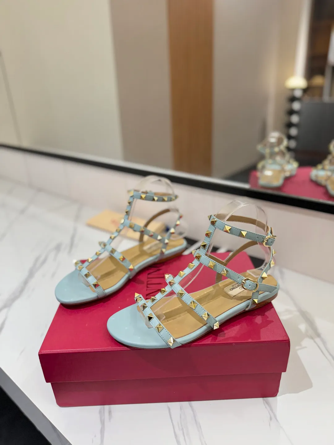 👟👟Ex-factory price 520👟👟 Valentino/Valentino rivet VT classic ankle-wrap rivet sandals, timeless 🆕 deeply rooted in people's hearts❤️A must-have item that never goes out of style🫰top replica! The side curves are perfect, the original molded custom-made rust-free rivets, and the textured hardware bring out a full sense of high-end, giving you a genuine foot feel! The first choice for high-end customers❤️ [Material] Upper: Original imported customized cowhide Inner lining: Original imported goatskin Outsole: Imported pearlescent leather outsole Code number: 35-39 [34, 40, 41, 42 are custom-made and cannot be returned or exchanged]